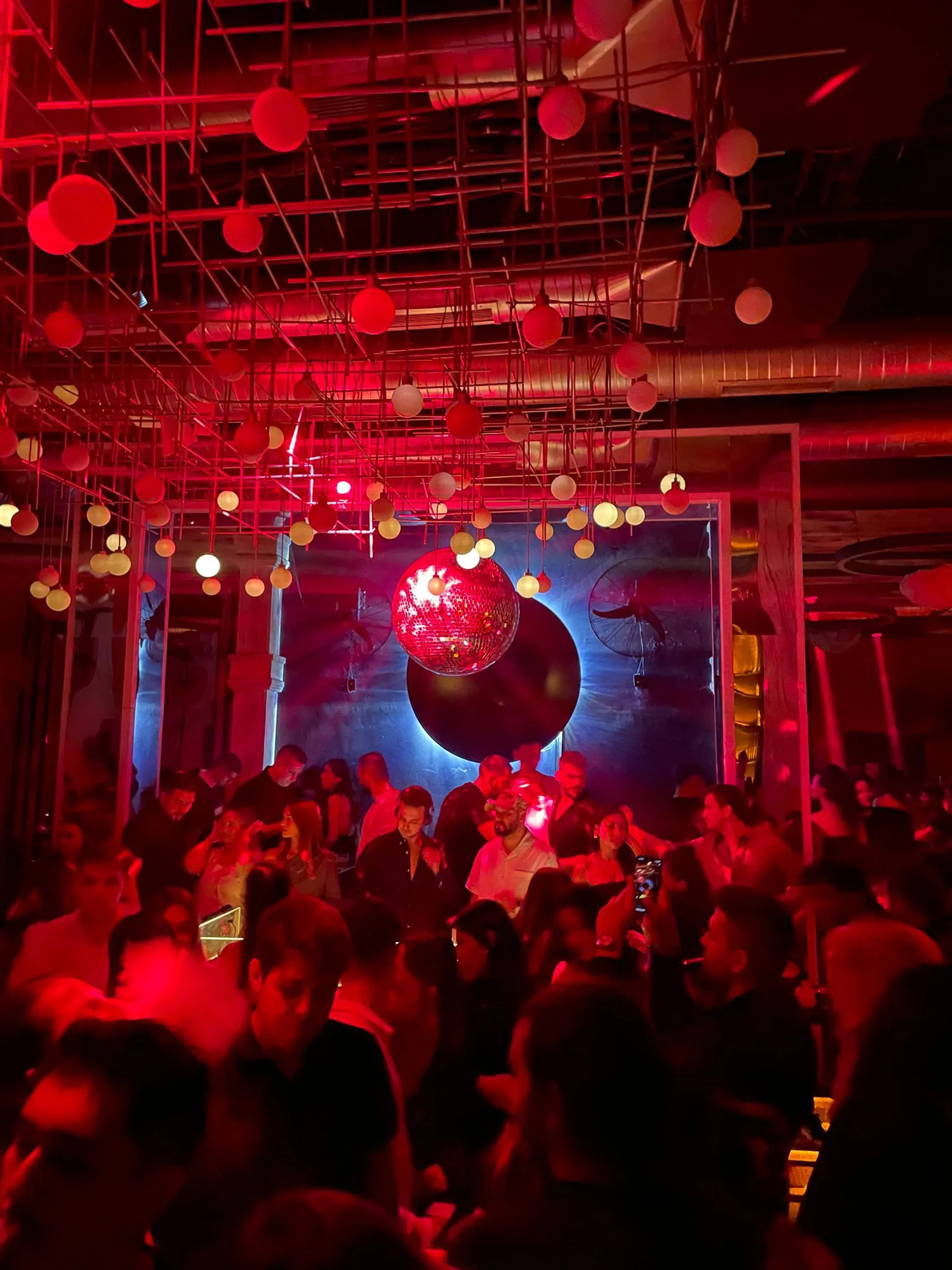 Kırmızı ışıklar altında Eventopia etkinliğine katılan kalabalık